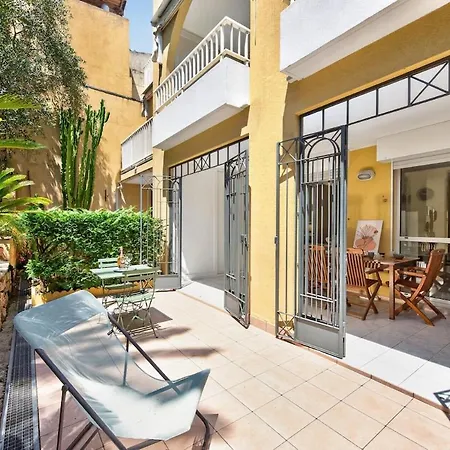 Avec Terrasse, Patio Et Garage A *