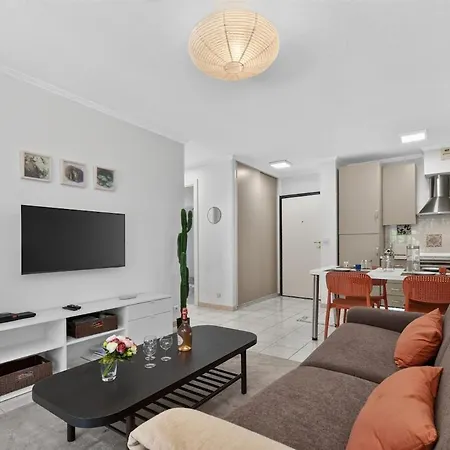 Avec Terrasse, Patio Et Garage A مينتون
