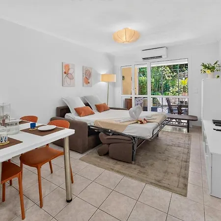 Avec Terrasse, Patio Et Garage à *