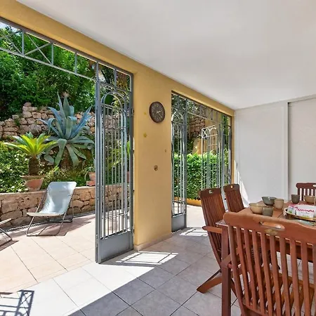 Avec Terrasse, Patio Et Garage à *