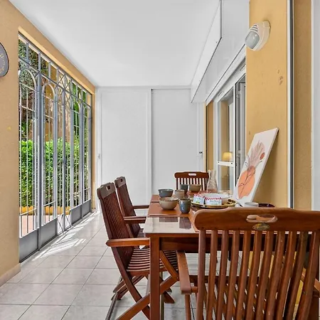 Avec Terrasse, Patio Et Garage à *