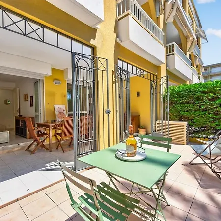 Avec Terrasse, Patio Et Garage à *