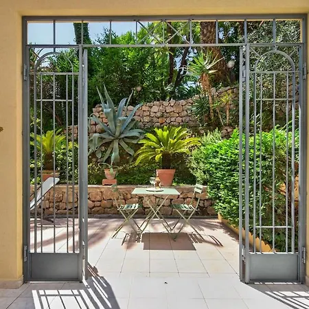 Avec Terrasse, Patio Et Garage A